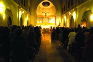 Una de las primeras misas de la parroquia