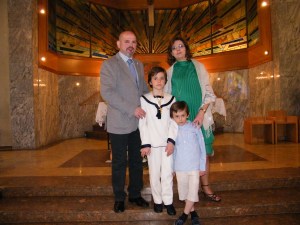 David, con sus padres y hermano.