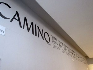 Encabeza el mural el titulo Camino, seguido de su traducción a los idiomas en los que se ha publicado